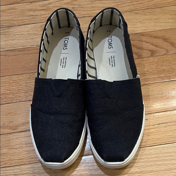 TOMS Classic Black Canvas Slip-Ons. Size 9. 
Excellent condition. - Picture 1 of 6
